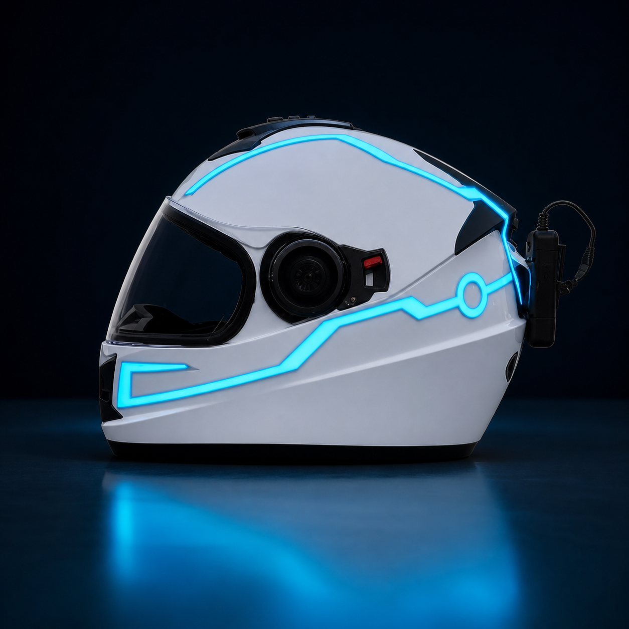 Bandes LED bleues installées sur un casque moto blanc avec boîtier visible