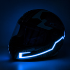 Bandes LED bleues allumées sur casque moto dans une ambiance nocturne